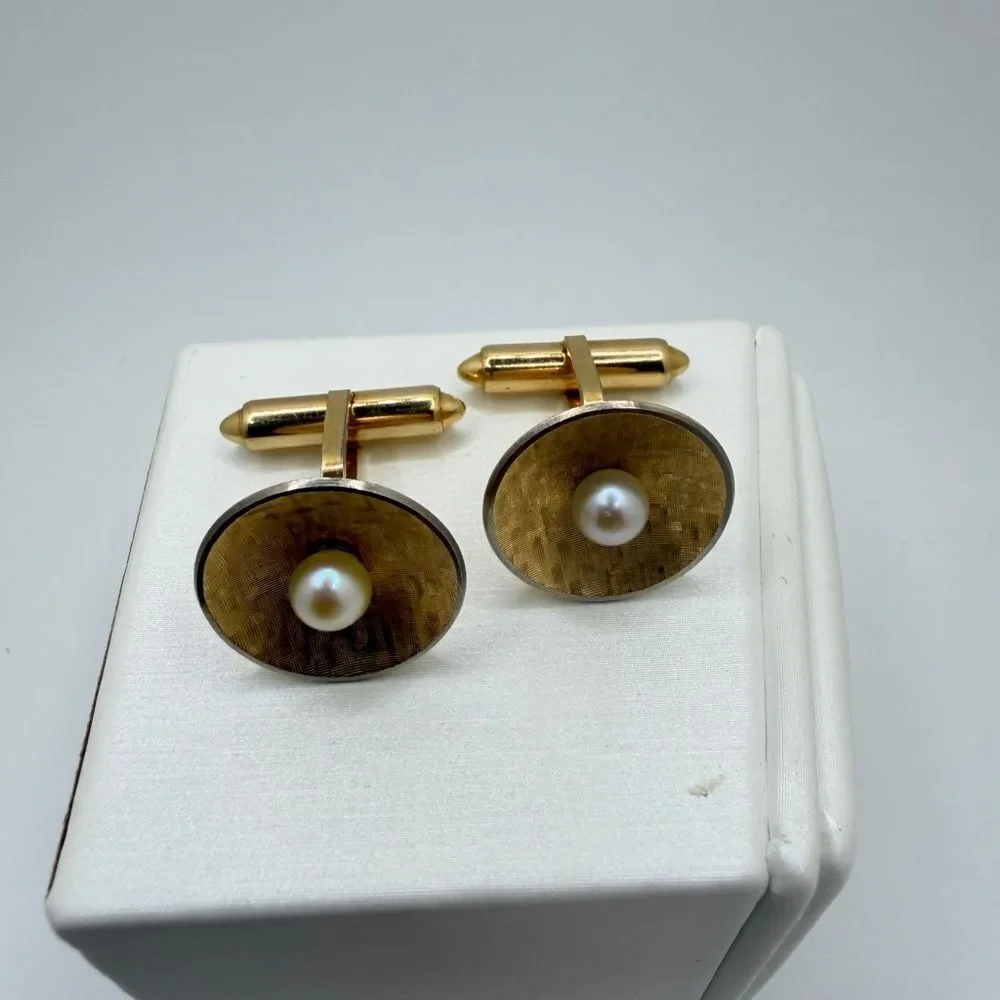 Vintage Gold Tone Kramentz, faux pearl center cuff links!‎